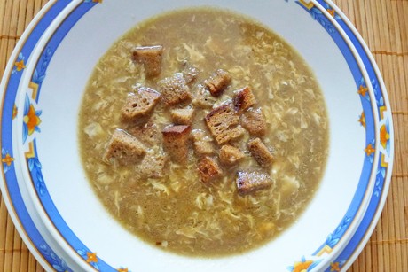 Einbrennsuppe mit gemahlenen Pilzen und Ei