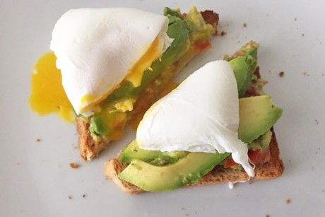 Avocadotoast mit pochiertem Ei