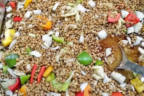 Linsensalat mit bunten Paprika