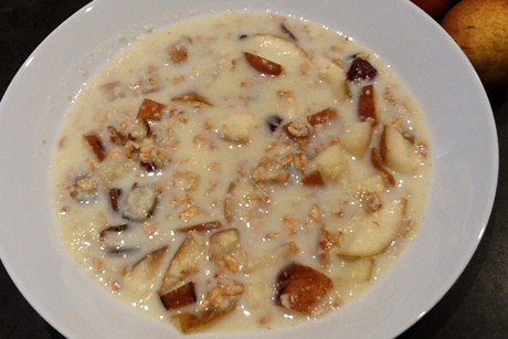 Hirsebrei mit Birne und Dattel