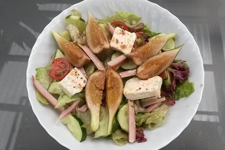 Sommersalat mit Feigen und Schafkäse