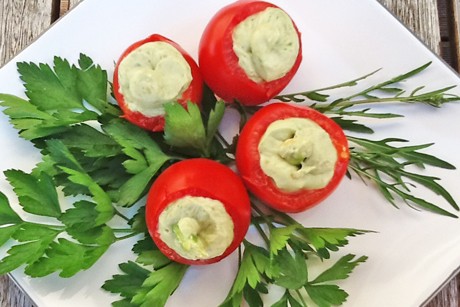 Gefüllte Tomaten mit Avocadocreme