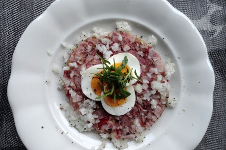 Saure Presswurst mit Ei