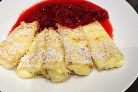 Überbackene Topfenpalatschinken mit heißen Himbeeren
