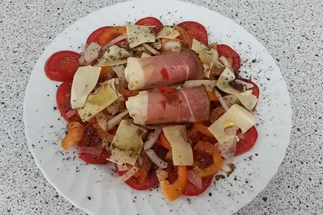 Salat mit Schafkäserollen