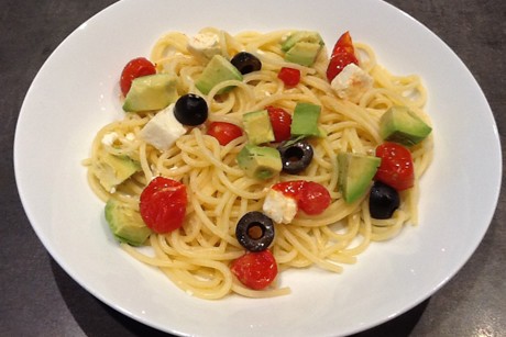Spaghetti mit Tomaten und Avocado