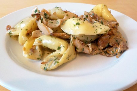 Tortellini mit Eierschwammerlsauce