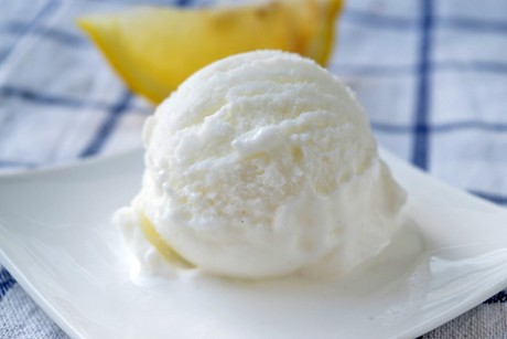 Zitronen-Buttermilch-Eis