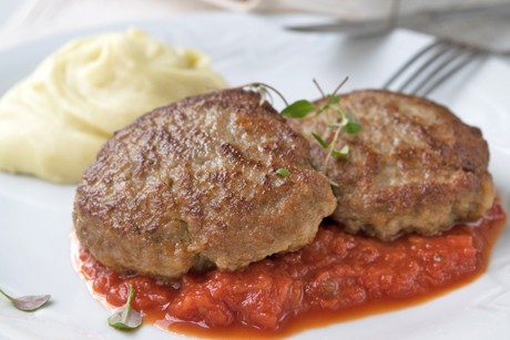 Faschierte Laibchen mit Kartoffelpüree und Tomatensauce