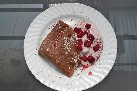 Schokopalatschinken mit Himbeer-Joghurtcreme