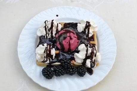 Topfenwaffeln mit Brombeereis und Schokosauce