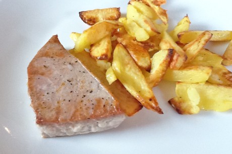 Thunfischsteak mit Kartoffelspalten