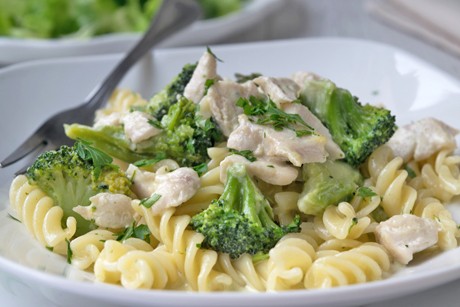 Pasta Alfredo mit Huhn und Brokkoli