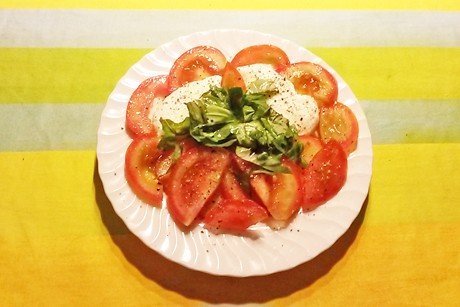 Mozzarella-Tomate mit Basilikum