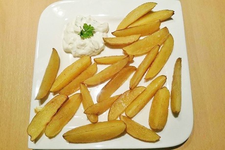 Kartoffelspalten mit Dip