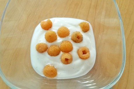 Creme-Dessert mit Himbeeren