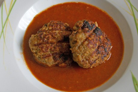 Fleischlaibchen in Tomatensauce