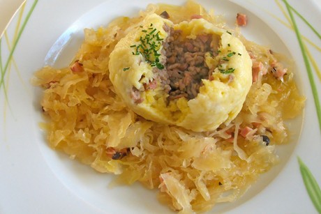 Hascheeknödel mit Sauerkraut
