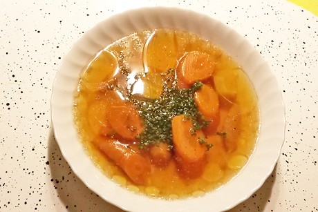 Rindsuppe mit Karotten