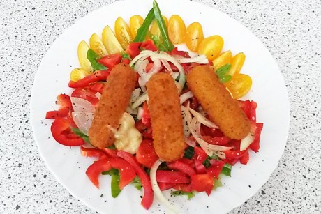 Sommersalat mit paniertem Mozzarella