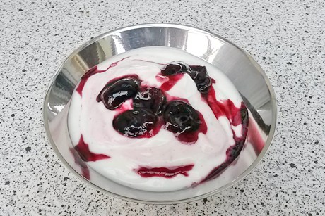 Joghurtcreme mit Kirschen