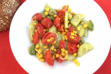 Salatteller mit Sesam