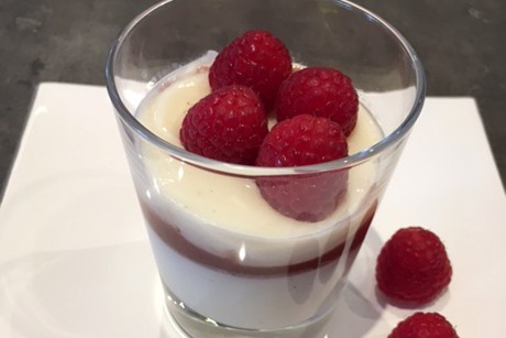 Vanillepudding mit Himbeeren