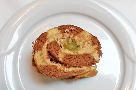 Gestreifte Roulade mit Marzipankern