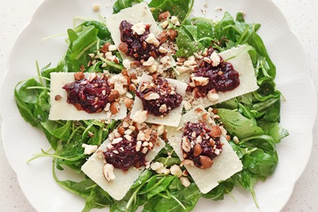 Rucola Salat mit Pflaumen-Chutney an Parmesan und Haselnüssen