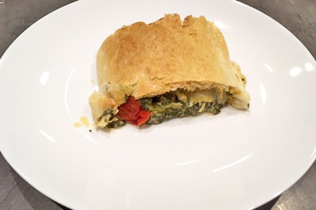 Spinatstrudel mit Tomaten und Feta