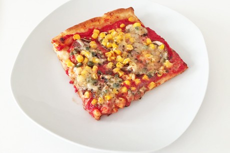 Blechpizza mit Sardinen und Kapern
