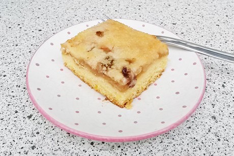 Apfelkuchen mit Marzipan und Streusel
