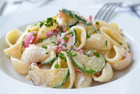 Zucchini-Tomaten-Nudelsalat