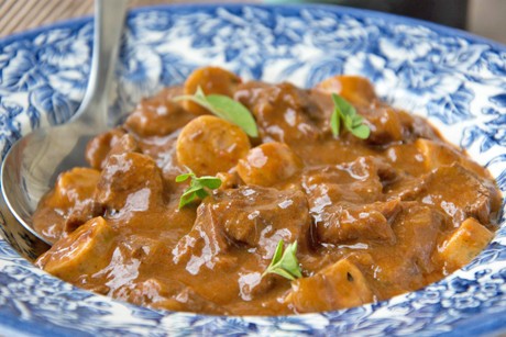 Gulasch mit Wiener Würstchen