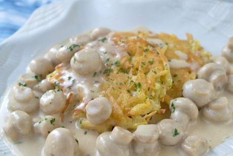 Champignons in Weißweinsauce mit Rösti