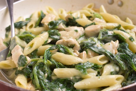 Nudeln mit Spinat-Hühnersauce