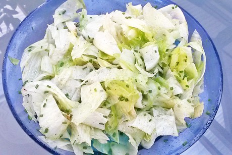 Eisbergsalat mit Schnittlauch