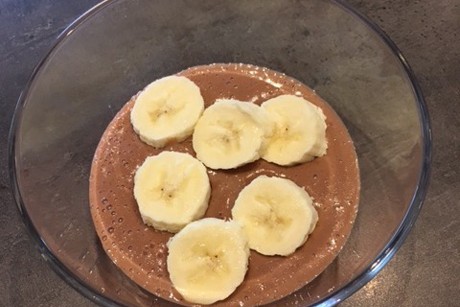 Schokopuddingdessert mit Bananen
