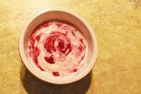Joghurt mit karamellisierten Himbeeren