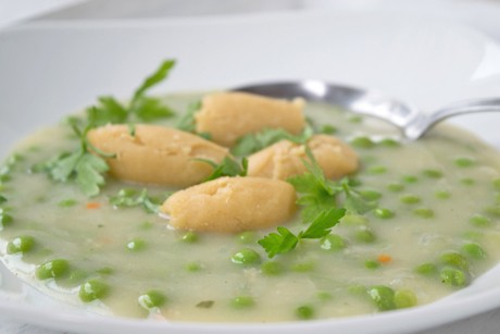 Erbseneinmachsuppe mit Butternockerln