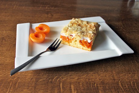 Marillenkuchen mit Schneehaube