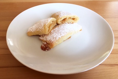 Topfenteigtascherl mit Marillenmarmelade