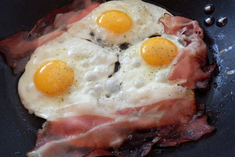 Spiegelei mit Schinkenspeckstreifen