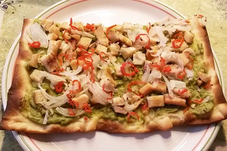 Flammkuchen mit Avocado und Räucherforelle