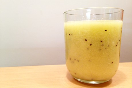 Fruchtsaft mit frischen Kiwi