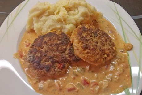 Fleischlaibchen mit Paprikasauce