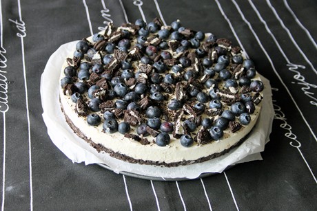Heidelbeer-Topfen-Torte auf Oreo-Boden