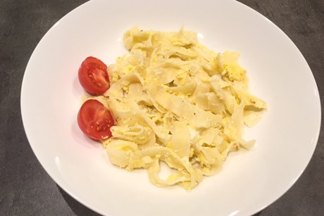 Nudeln mit Ei und Ziegenfrischkäse
