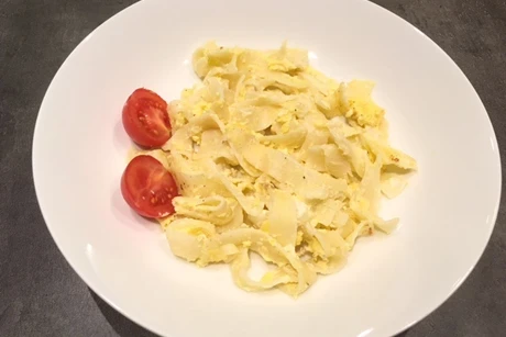 Nudeln mit Ei und Ziegenfrischkäse