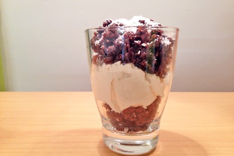 Brösel-Schichtdessert